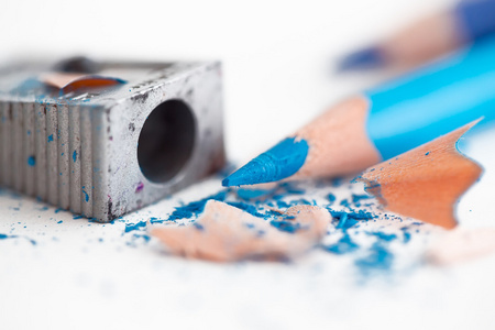 蓝色铅笔和卷笔刀图片