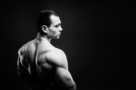 肌肉发达的男性模型，展示了他的背