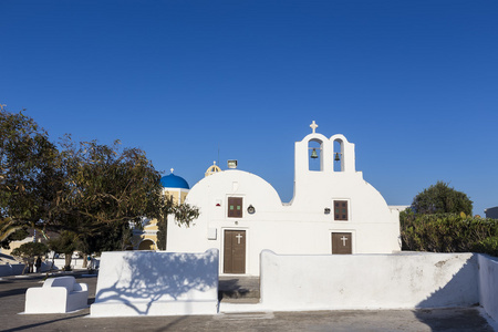 传统希腊白色教堂拱与交叉和响铃在维尔
