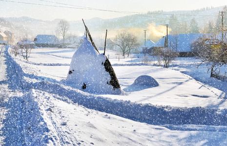 在山的雪的冬季景观。美丽的降雪。喀尔巴阡，乌克兰