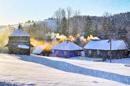 在山的雪的冬季景观。美丽的降雪。喀尔巴阡，乌克兰