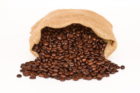 咖啡袋咖啡豆在帆布咖啡袋白色背景上孤立