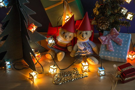 装饰圣诞装饰，圣诞快乐。圣诞树及其他装饰可爱小熊，礼物，丝带和
