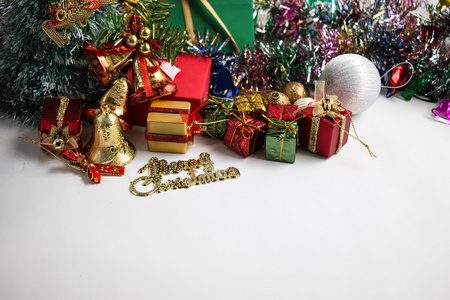 装饰圣诞装饰，圣诞快乐。圣诞树及其他装饰可爱小熊，礼物，丝带和