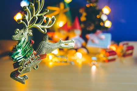 驯鹿和装饰品，圣诞小夜灯。圣诞树及其他装饰可爱小熊，礼物，丝带和