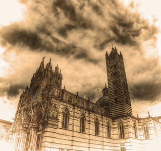 在深褐色色调锡耶纳大教堂的侧视图
