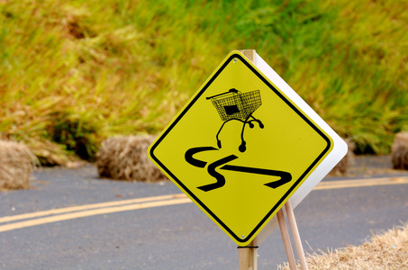 购物车在路边危险滑道路的标志图片