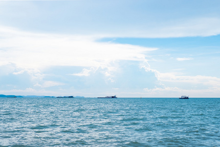 蓝色的天空和小船的海景