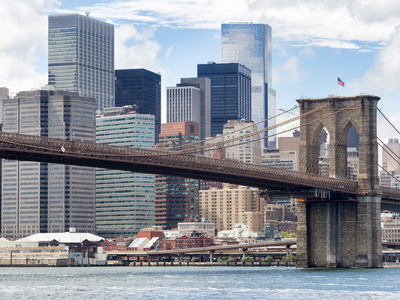 布鲁克林大桥和在纽约曼哈顿下城天际线