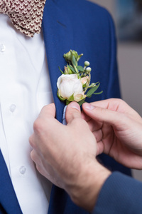 时尚新郎在婚礼上的胸花