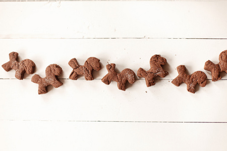自制巧克力饼干马形状在木桌上