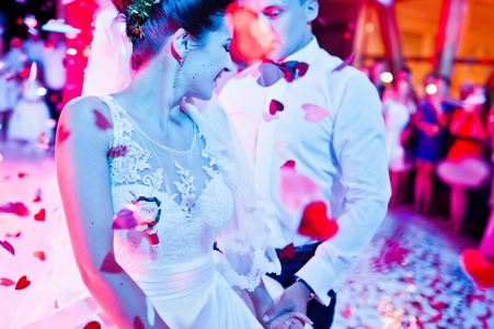 在餐厅与南京邮电大学灯和烟雾的婚礼舞蹈