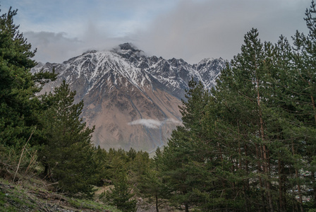 高加索山脉，格鲁吉亚白雪皑皑的雪峰