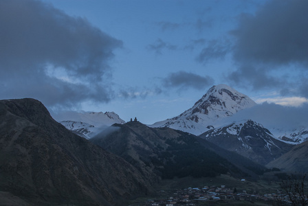 黎明时分，格鲁吉亚的雪山卡兹别克山麓