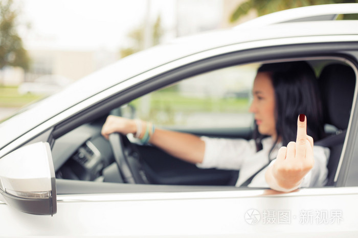 年轻女人开车