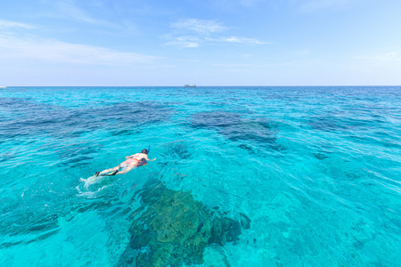 女人在普吉岛的潜水。安达曼海泰国，伟大的发现大量的鱼类和珊瑚