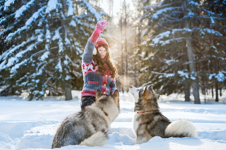 小女孩在冬天和狗玩耍