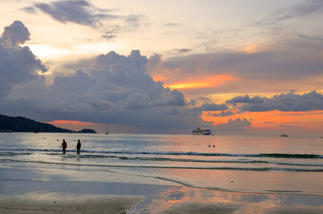 日落在巴东海滩，普吉岛，泰国