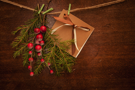 松枝与圣诞浆果和明信片图片