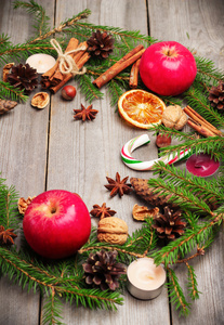 圣诞装饰杉树，橘子，锥，香料，APPL