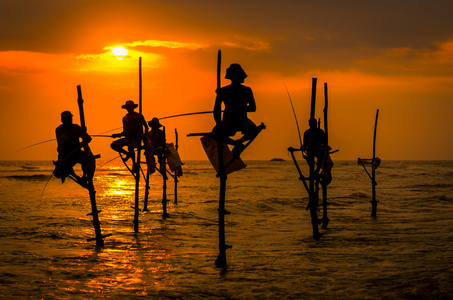 在日落时在斯里兰卡的传统渔民图片