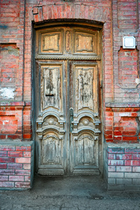 外墙的老式木制的门，在俄罗斯阿斯特拉罕的细节