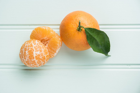 从上面的仿古桌上自然甜柑橘
