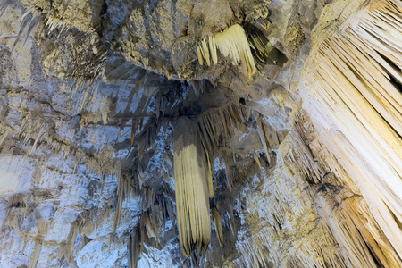希腊基克拉迪斯的反帕拉诺斯洞穴, 有钟乳石和石笋