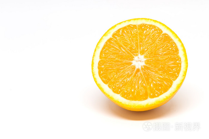 孤立在白色背景上的新鲜橘子的切片