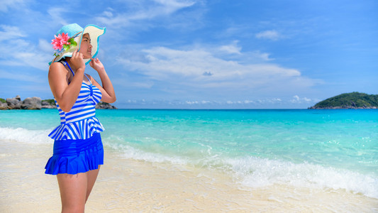 在泰国海滩上美丽的女人