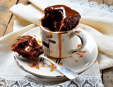 巧克力蛋糕在微波炉里用杯子煮2分钟。