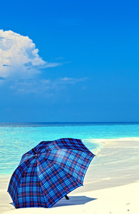 蓝伞是在海滩上