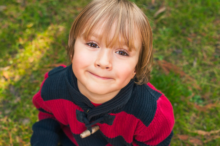 室外收起来的可爱小金发男孩 4 岁发型与甜美的笑容在他脸上的肖像