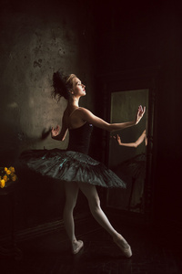 在黑色背景上的芭蕾舞途芭蕾舞演员的肖像