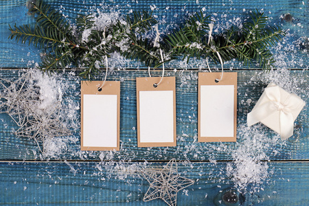 圣诞节和新年的背景。空白的圣诞礼物标签和装饰，冷杉的枝上蓝色的木制背景。复制空间图像