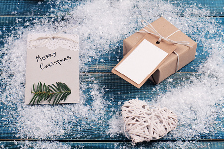 圣诞快乐圣诞背景。雪和蓝色背景上的副本空间空白标签圣诞复古礼品盒