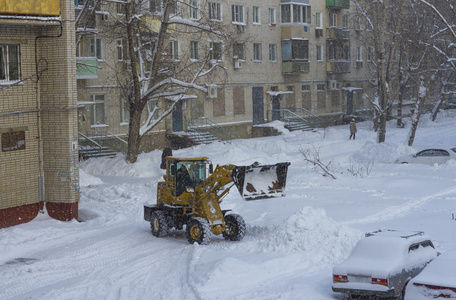 清洗雪地推土机