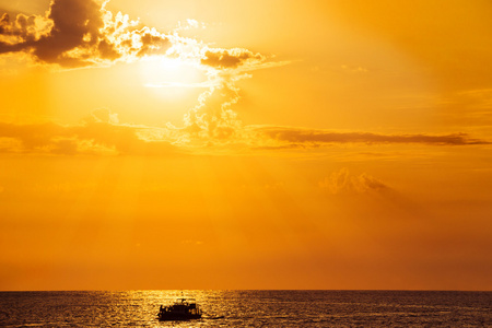 美丽的夕阳在海上