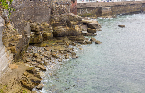 在西班牙希洪港海边陡峭