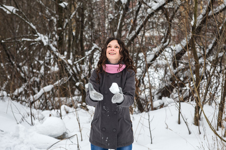 美丽的女孩抛雪