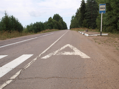 停止上道路的公交车