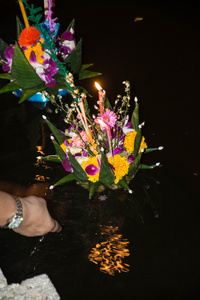 泰国的洛伊克拉通节。一年一度的向河之神道歉的仪式