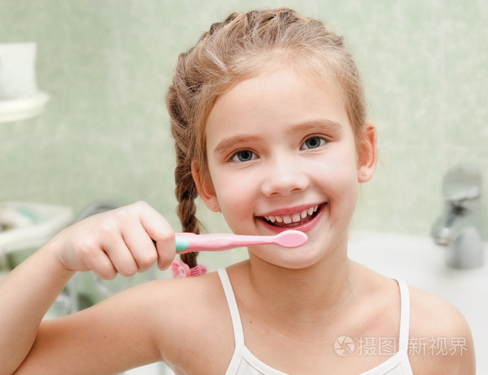 微笑的可爱小女孩刷牙
