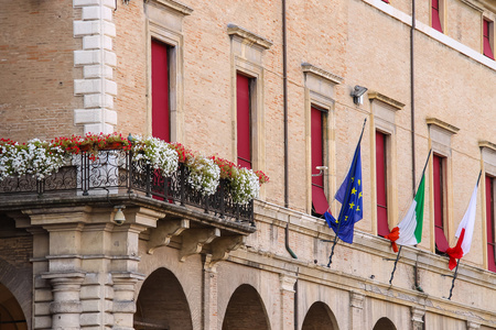 外观的里米尼市政厅与旗和花束上加富尔广场