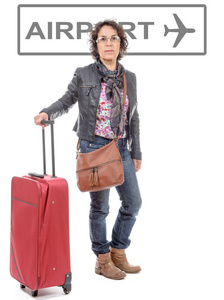 成年女性旅行。女人与一个手提箱去机场