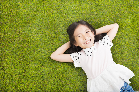 快乐的小女孩在草地上休息