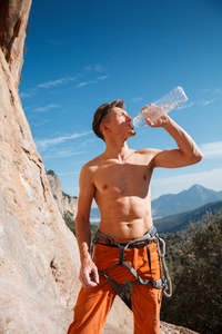 越过高山岩石登山者喝水