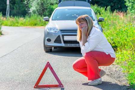 心烦意乱的女人道近破车