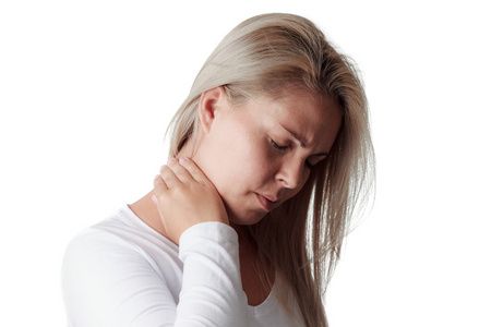 女人抱着孤立的白色背景上的脖子。喉咙痛