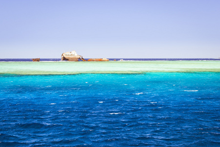 沉船船在礁石，红海，沙姆沙伊赫